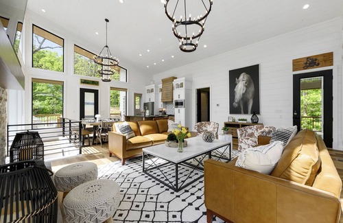 Golden Cabin | RISE AND SHINE, Beautiful Modern Luxury Cabin! Sleeps 10