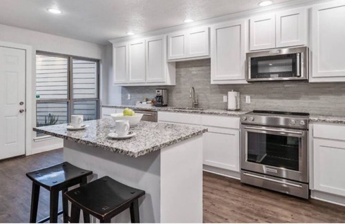 Bedford House | Rise at the Transitional getaway. Central Location
