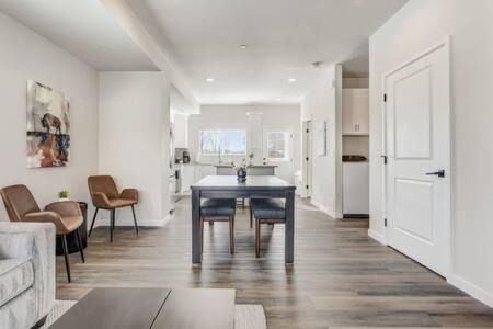 East Colorado Springs House | Rising Star Garden of the Gods Newly Renovated