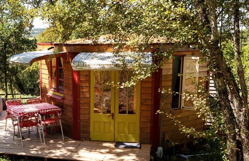 Villeneuve d'Aveyron Cottage | RITA'S TRAILERS. In the countryside near the village. Swimming pool. Pets welcome!