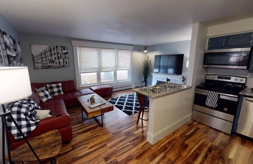 Green Bay Apartment | Ritchie’s Titletown Executive Suites: Lombardi’s Lair