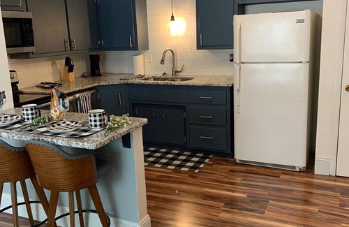 Green Bay Apartment | Ritchie’s Titletown Executive Suites: Lombardi’s Lair