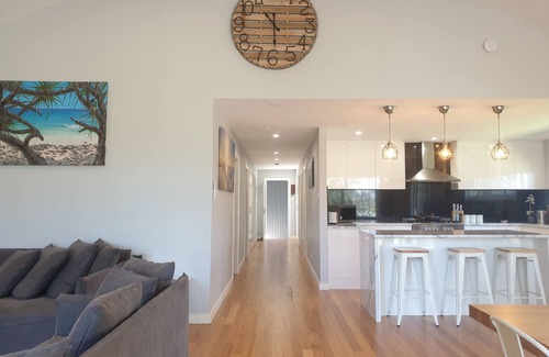 Manyana House | Ritchy at Manyana is a newly built, stylish open plan modern beach house