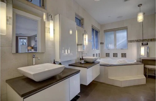 Sunnyvale West House | Ritz Spa Retreat w Jacuzzi, Steam room w rain&jets
