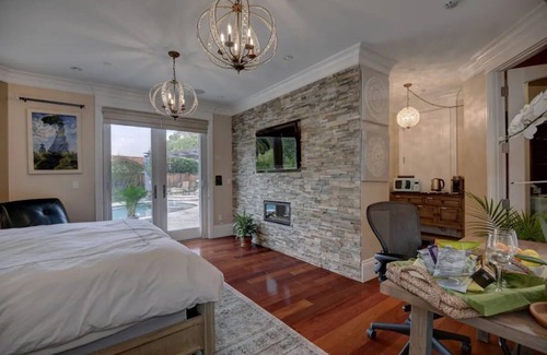 Sunnyvale West House | Ritz Spa Retreat w Jacuzzi, Steam room w rain&jets
