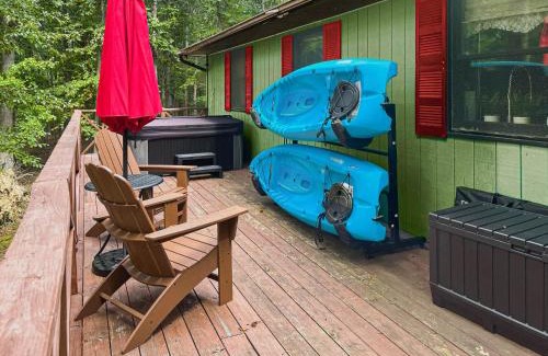 Great Cacapon House | River Access Cabin w Hot Tub Kayaks WiFi Grill