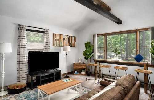 Great Cacapon House | River Access Cabin w Hot Tub Kayaks WiFi Grill