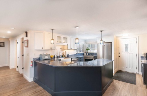 Center Conway House | River Access, hot tub, dogs!