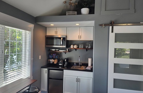Rome Cottage | River Beach Guest House. Relax with breathtaking views of the Illinois River!