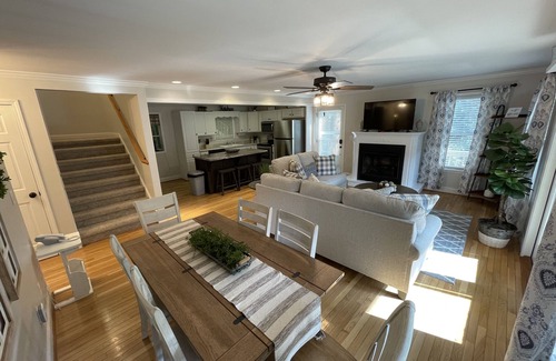 Ellijay House | “River Bend House” Beautiful 3/3 with Hot Tub right on the River! Amazing views!