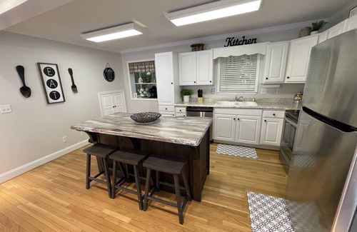 Ellijay House | “River Bend House” Beautiful 3/3 with Hot Tub right on the River! Amazing views!
