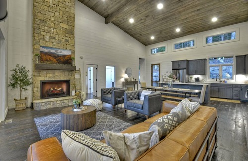 Raccoon Ridge Cabin | River Bend - New listing! Modern mountain luxury with amenities galore!