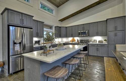 Raccoon Ridge Cabin | River Bend - New listing! Modern mountain luxury with amenities galore!