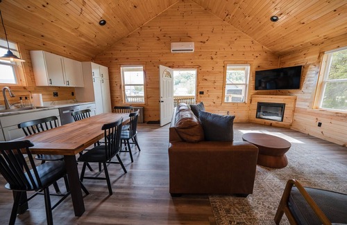 Jamestown Cabin | River Boat Ramp~Private HotTub~Lake Cumberland~Firepit~Pickleball~Playground