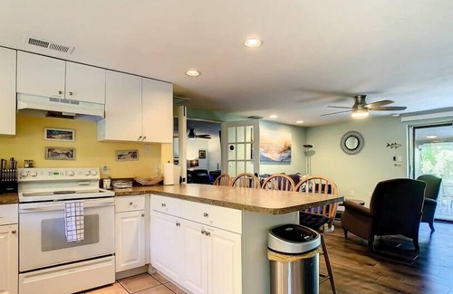 Town N County Park House | River Bungalow-Private Retreat on Rocky Creek