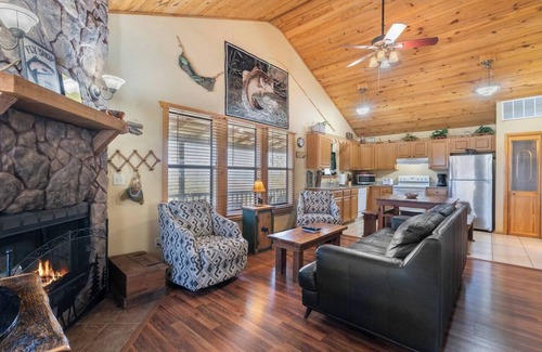 Eureka Springs House | River Cabin, Hot Tub, Sleeps 6!