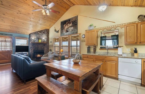 Eureka Springs House | River Cabin, Hot Tub, Sleeps 6!