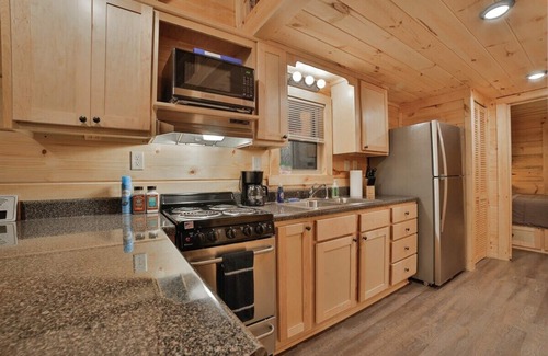 Lookout Valley Neighborhood Association Apartment | River Cabin | Hot Tub & Swim Spa | Near Downtown