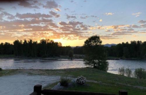 Grantsdale House | River Cabin Minutes To Town