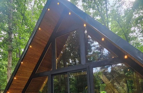 Dewy Rose Cabin | River cabin nPrivate, Scenic A-frame,Nigerian dwarf goats n