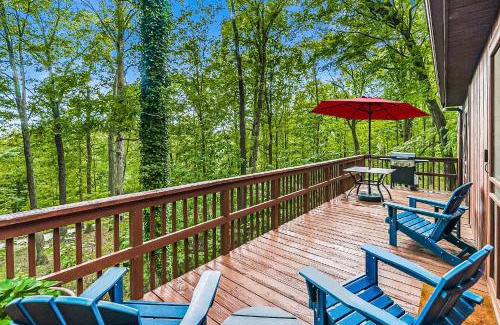 Great Cacapon House | River Cabin w Great Views, Screened Porch & Fire Pit