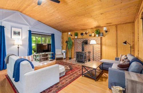 Great Cacapon House | River Cabin w Great Views, Screened Porch & Fire Pit