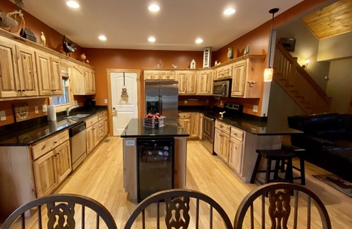 Ellijay Cabin | River Cabin w/Mtn view SPECIAL 8TH NIGHT FREE Tubing Hot Tub Fireplace King Beds