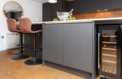 Henley Apartment | River Cabin With Mooring - From 250 Per Night