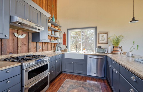Crooked River Ranch House | River Canyon Eco-Barn - On 50 Acres Near Smith Rock