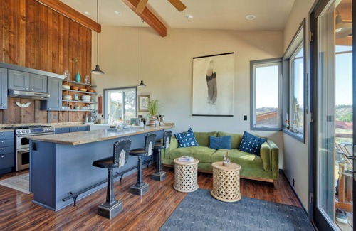 Crooked River Ranch House | River Canyon Eco-Barn - On 50 Acres Near Smith Rock