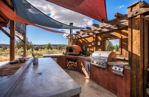 Crooked River Ranch House | River Canyon Eco-Barn - On 50 Acres Near Smith Rock