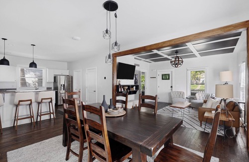 Jeffersonville House | River City Retreat