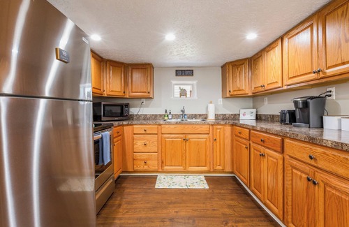 Camp Taylor House | River City Retreat near Zoo/Expo/Airport/Churchill + Arcade