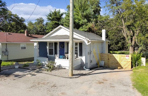 Camp Taylor House | River City Retreat near Zoo/Expo/Airport/Churchill + Arcade