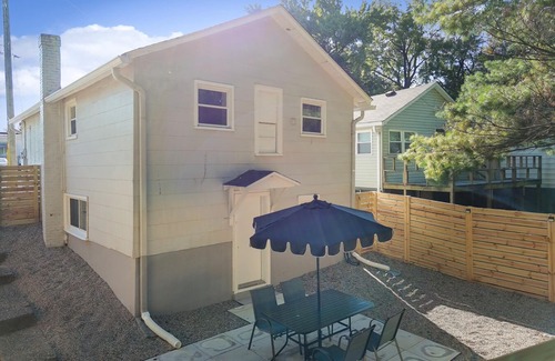 Camp Taylor House | River City Retreat near Zoo/Expo/Airport/Churchill + Arcade