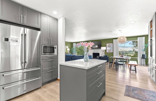 Chenoweth House | River Club: watch a movie outdoors under the stars, private hot tub, fire pit