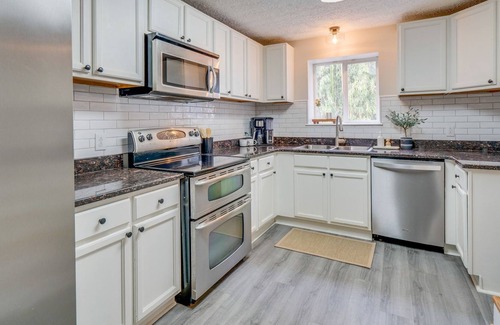 Ashland City Cottage | River Cottage - Hot Tub, Private Dock, Kayaks + Paddle Boards!