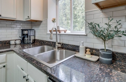 Ashland City Cottage | River Cottage - Hot Tub, Private Dock, Kayaks + Paddle Boards!