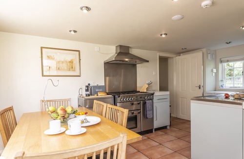 Dorchester Cottage | River cottage sits in a pretty rural setting with its own enclosed garden