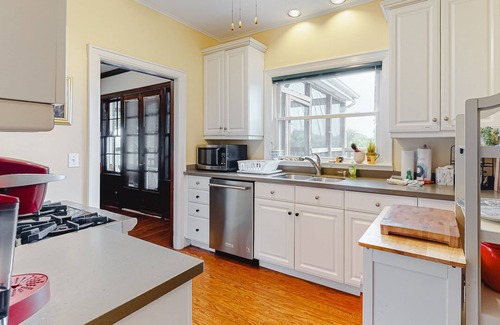 Madison House | River cottage w/WiFi, screened-in porch, river views, enclosed yard, central AC