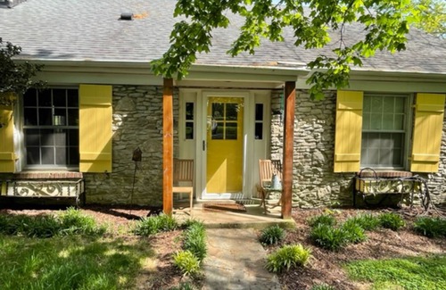 Madison House | River cottage w/WiFi, screened-in porch, river views, enclosed yard, central AC
