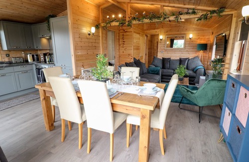 Scropton Cottage | RIVER DOVE LODGE, pet friendly, with hot tub in Hatton, Derbyshire