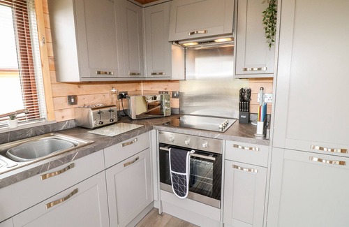 Scropton Cottage | RIVER DOVE LODGE, pet friendly, with hot tub in Hatton, Derbyshire