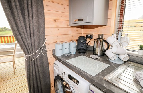 Scropton Cottage | RIVER DOVE LODGE, pet friendly, with hot tub in Hatton, Derbyshire