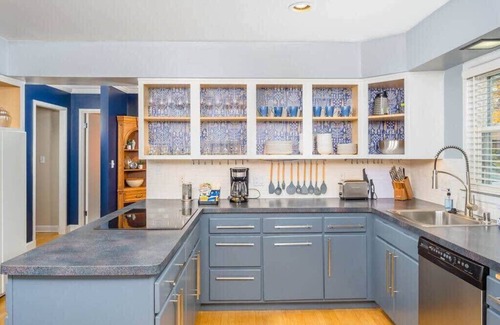 Appleton House | River Drive Retreat: Family Fun & Relaxation