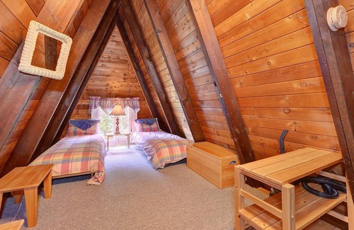 Shawnigan Lake House | River & Forest Oasis, private & ideal for large families, retreats, & groups