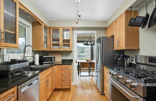 Oak Grove House | River Forest Retreat