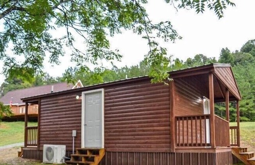 Harrogate Cabin | River Forge Cabin 51 - Cozy and Rustic 1 Bedroom Cabin - Creek Front
