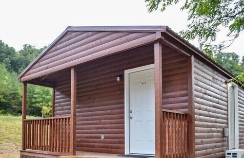 Harrogate Cabin | River Forge Cabin 51 - Cozy and Rustic 1 Bedroom Cabin - Creek Front