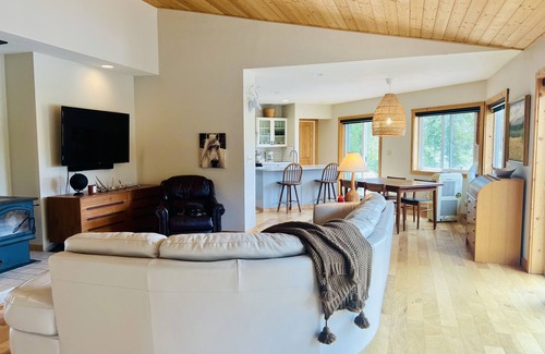 Spray Cabin | River Front Cabin. Come relax and play cowboy in Spray !
